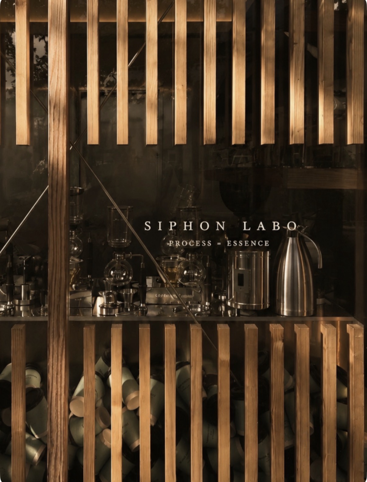 木格子越しに見えるSIPHON LABOのカウンター