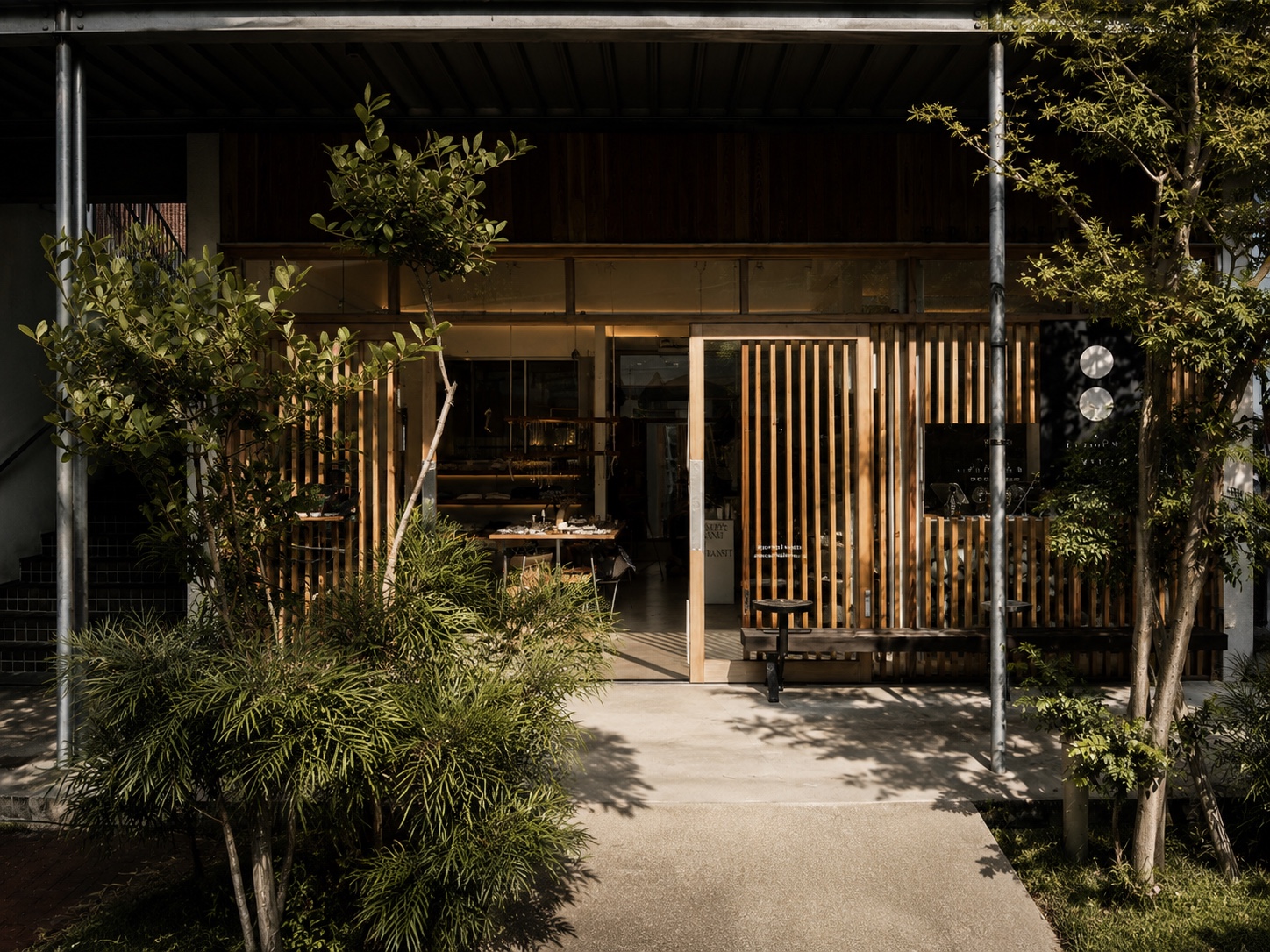 木格子と植物に囲まれたTRANSIT COFFEEの外観